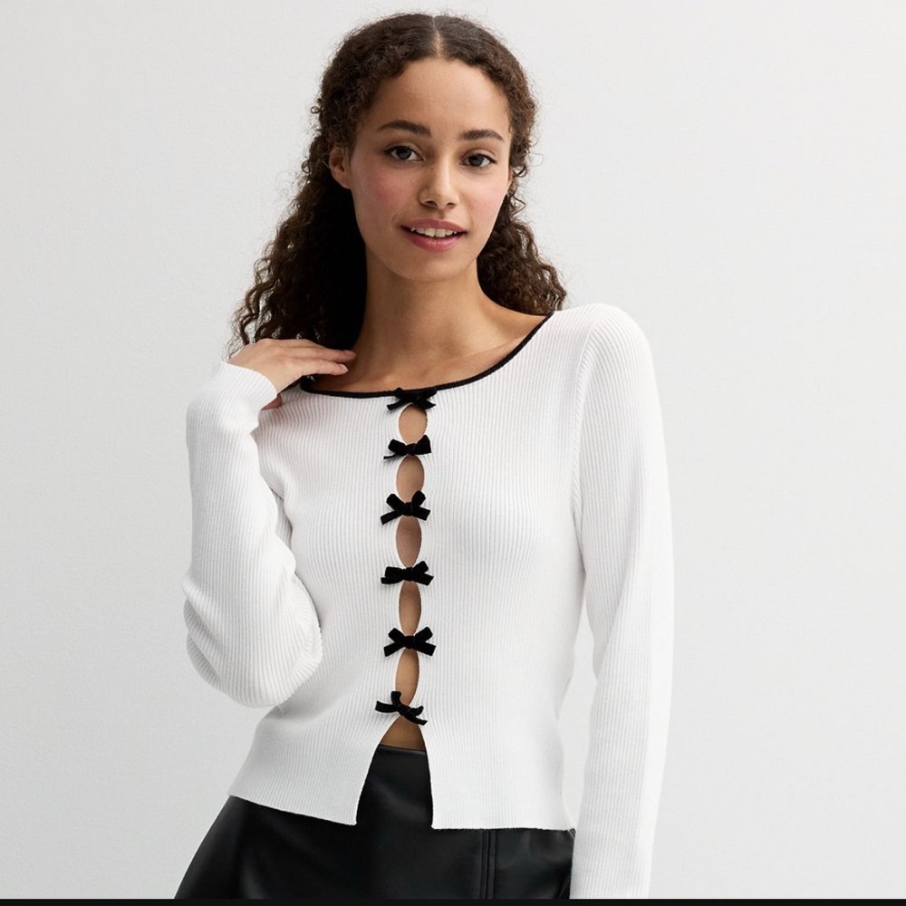 Harper & Ivy White cropped Sweater with Black Accents bows